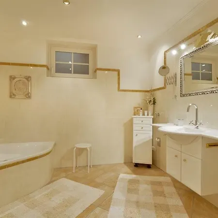 Kaiservilla Apartment *